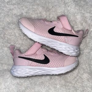 Nike shoes in size toddler 6C